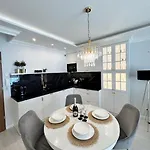 公寓 Nadmorskie Tarasy Sorrento Z Garazem,basen, Sauna,jacuzzi